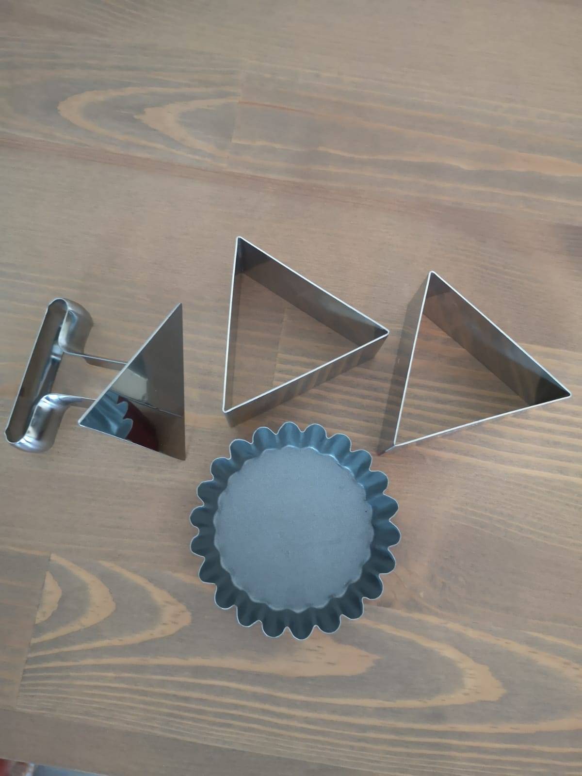 Vends emporte-pièces pâtisserie triangulaire + petit moule à muffins offert