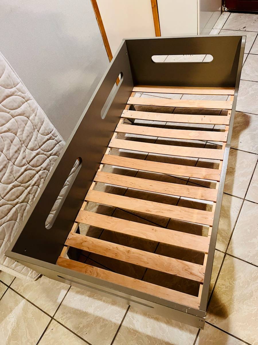 Vends lit enfant Petite amelie en bois massif. Très bon état. Avec matelas. Taille 80x160