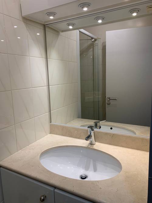 Don vasque salle de bain avec miroir et bandeau lumineux