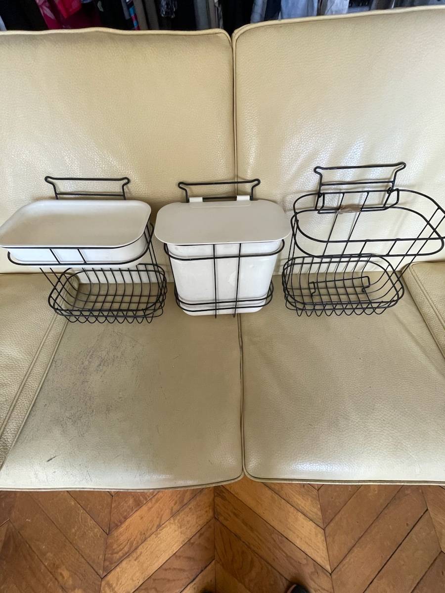 Vends un ensemble rangement et poubelle à suspendre pour salle de bain
