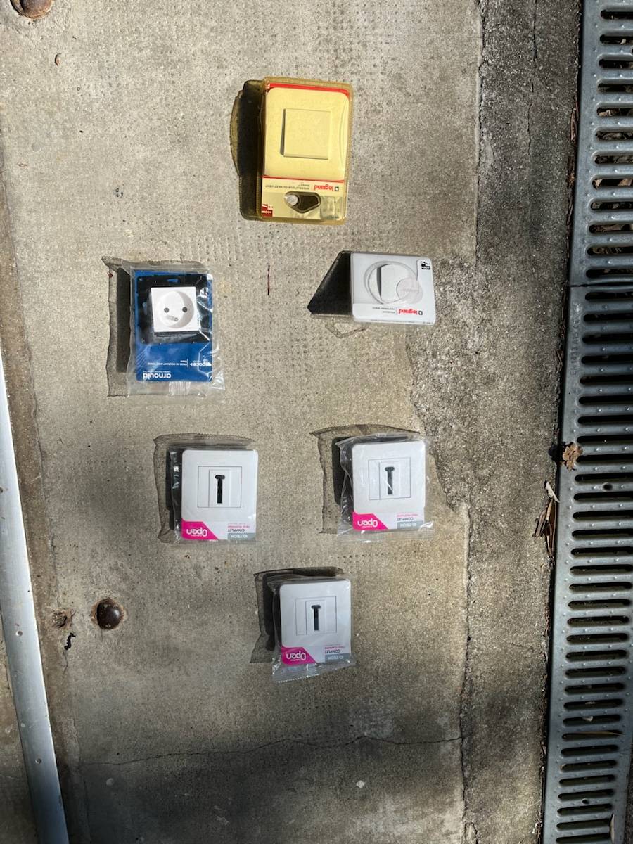Vends ensemble trois prises téléphonie et trois prises et interrupteur neufs