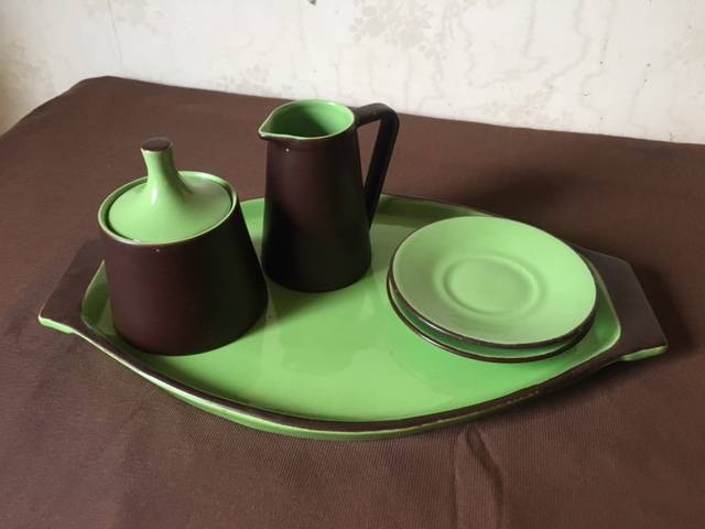 Vends ensemble plateau, pot à café , sucrier et 2 soucoupes en porcelaine