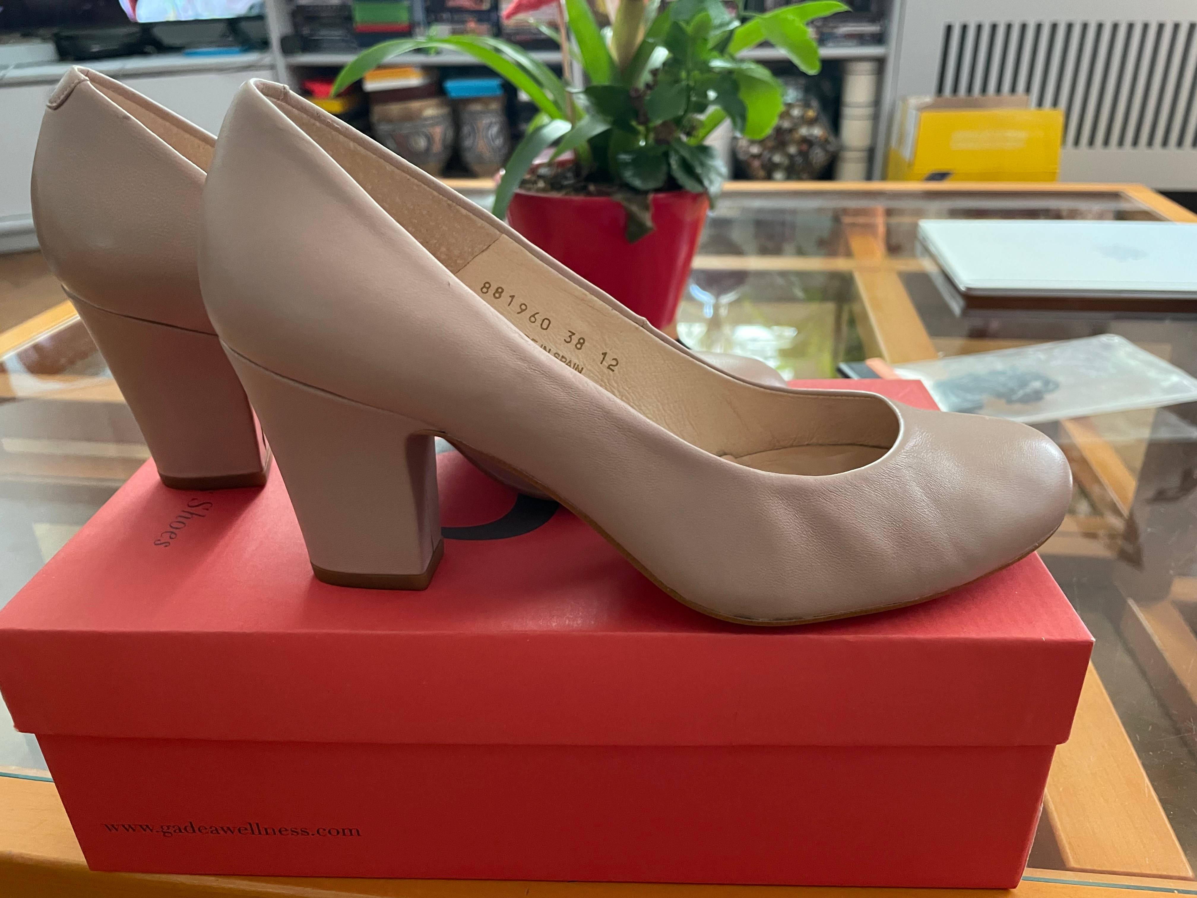 Vends escarpins Taille 38 excellent état beige rosé