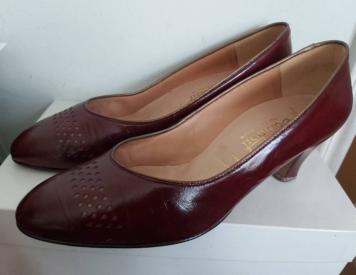 Vends escarpins en cuir (intérieur et extérieur). Couleur bordeaux. Presque neufs. Pointure 38