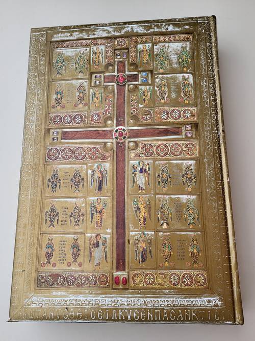 Vends magnifique livre sur l’art sacré de 800 pages NEUF