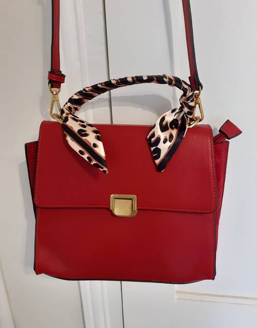 Vends joli sac à main rouge framboise