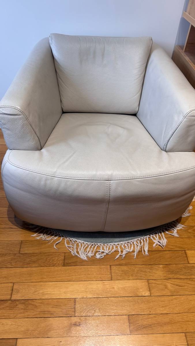Vends Fauteuil Gautier en cuir couleur ours polaire
