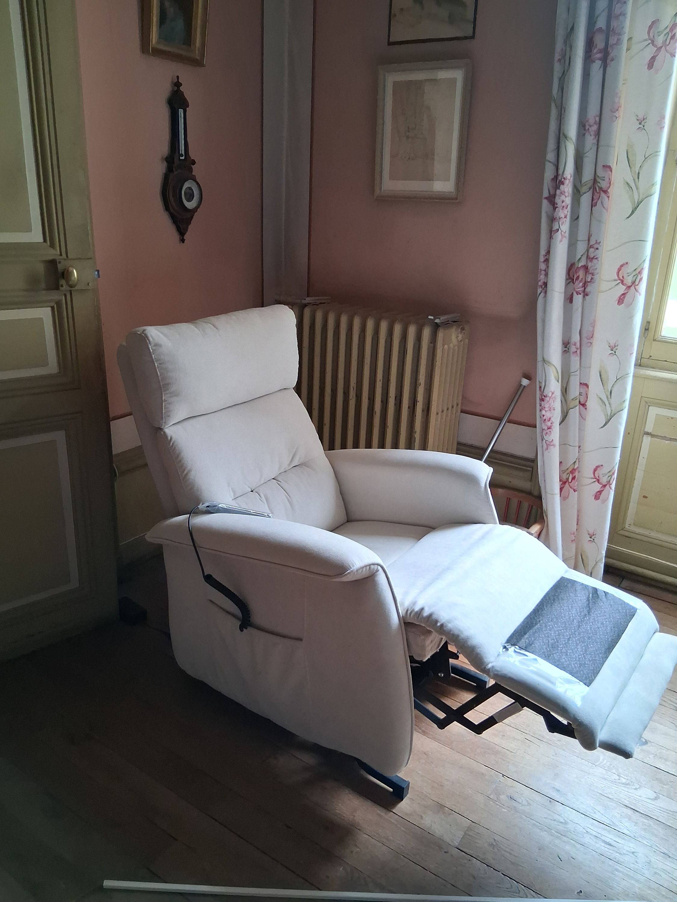 Vends fauteuil releveur Bergen 1 moteur BE pour pers. Âgée ou malade