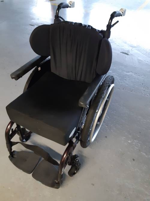 Vends fauteuil roulant pliant compact Kuschall