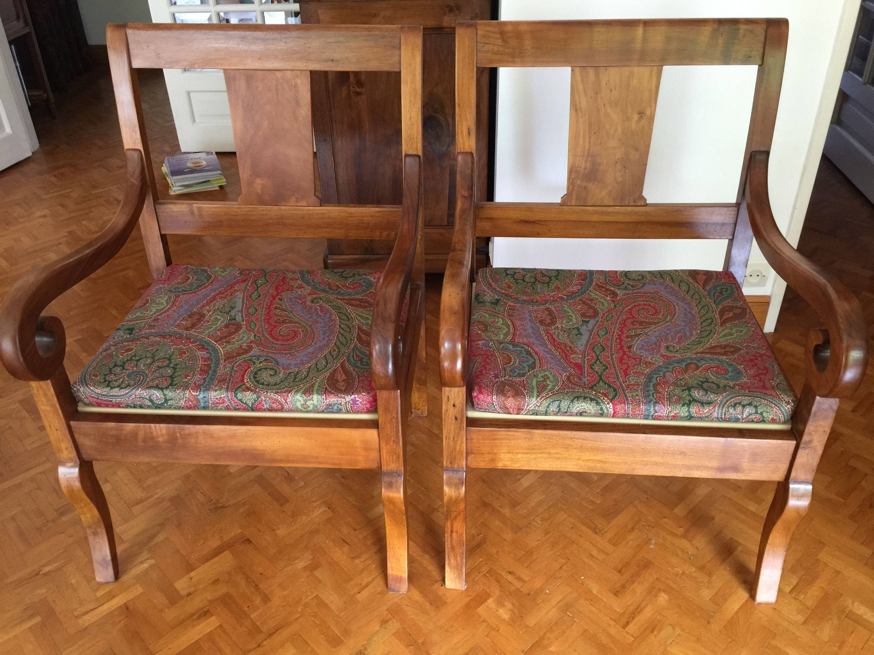 Vends deux fauteuils en noyer