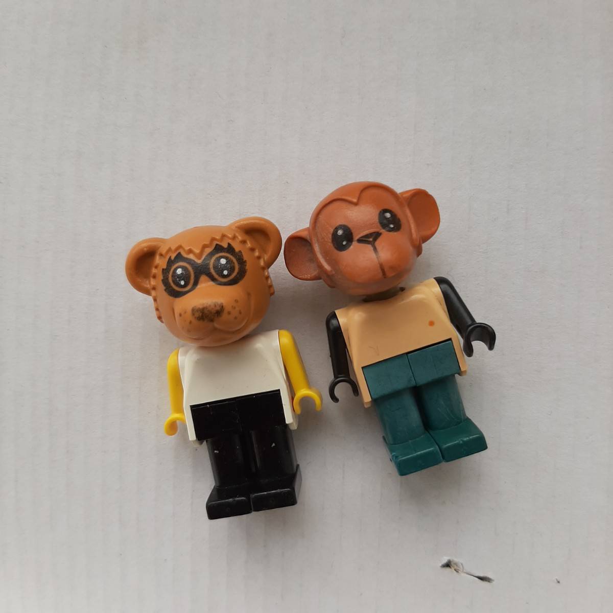 Vends lot de 2 mini figurines Lego vintage à tête d’animal