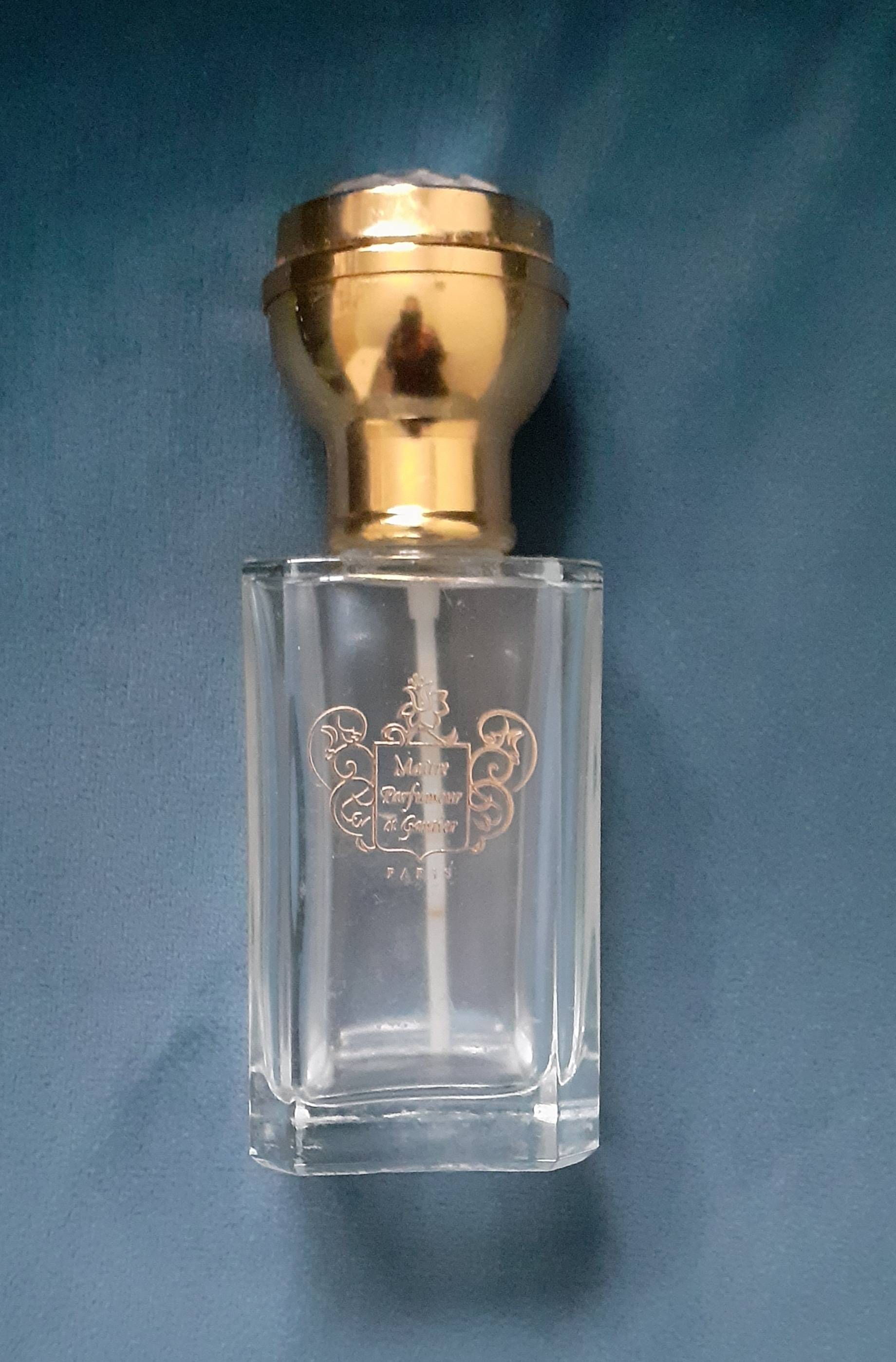 Vends flacon vaporisateur du parfumeur Laporte 100 ml vide