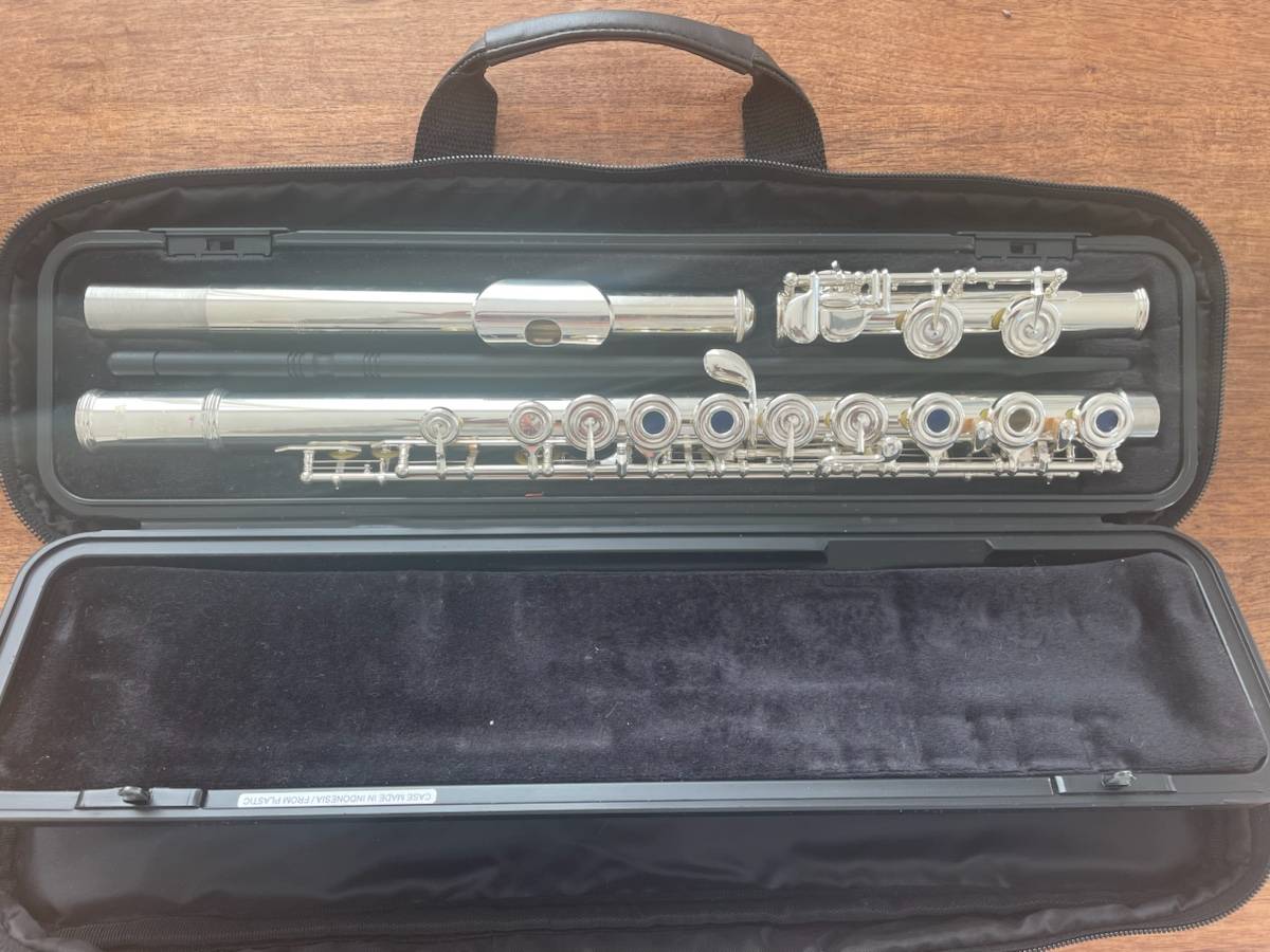 Vends flûte traversière étude Yamaha YFL282ID argentée parfait état avec facture