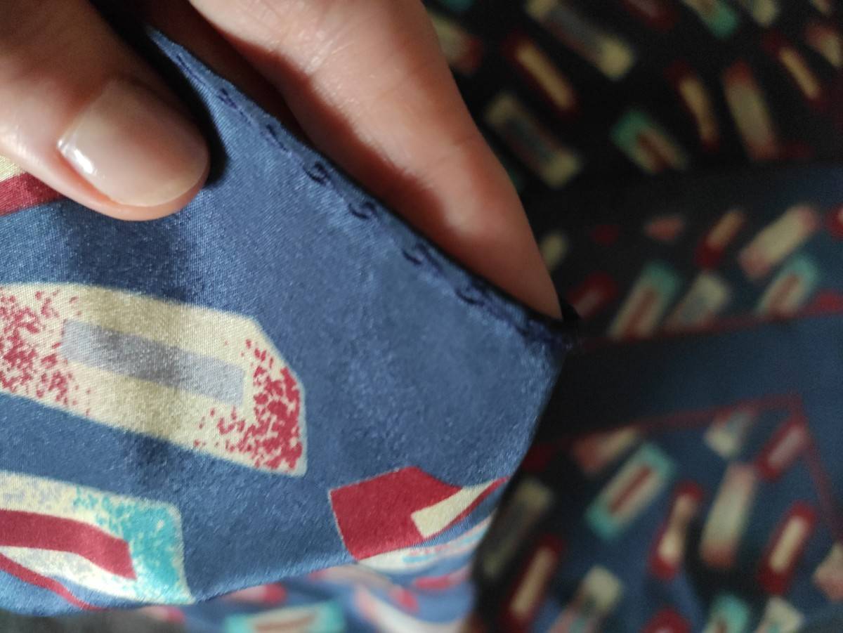 Vends foulard neuf en pure soie - Taille M