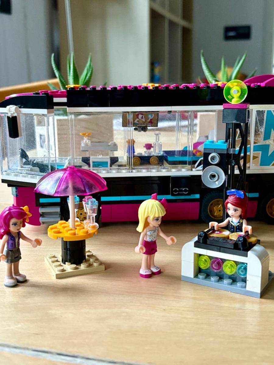 Vends LEGO Friends 41106 - Pop Star Tour Bus