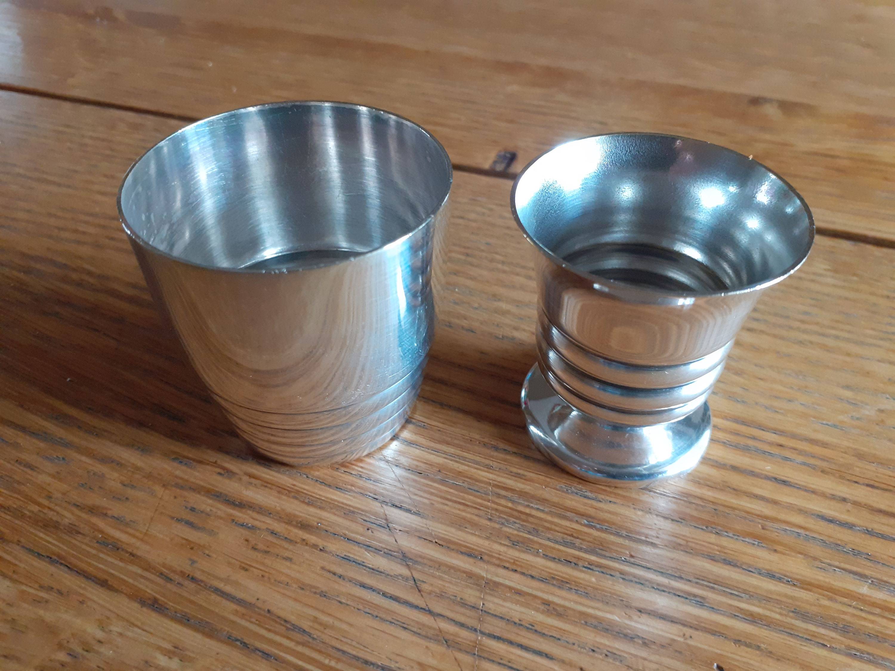 Vends 2 gobelets en métal argenté