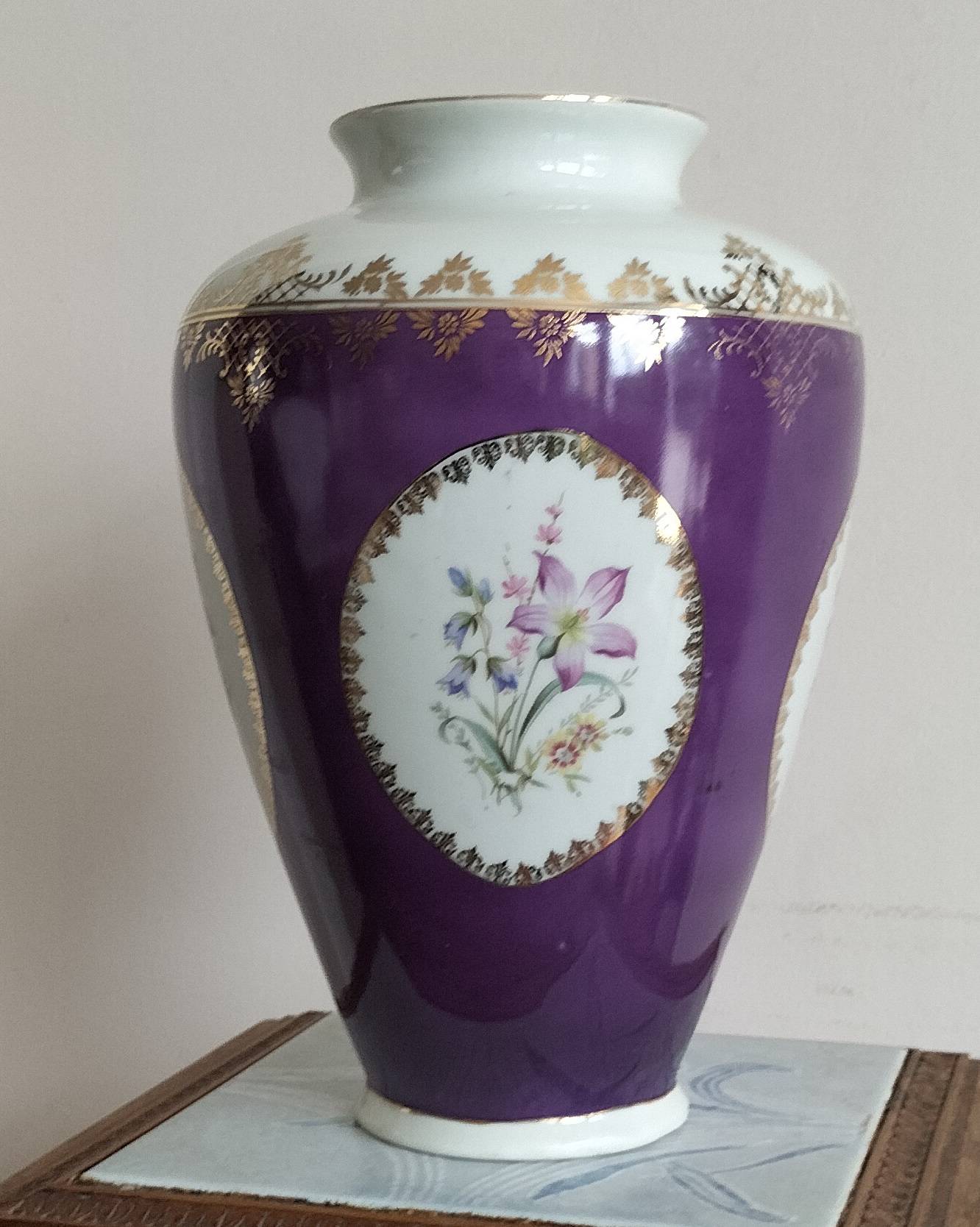 Je vends un grand vase de couleur mauve, en très bon état