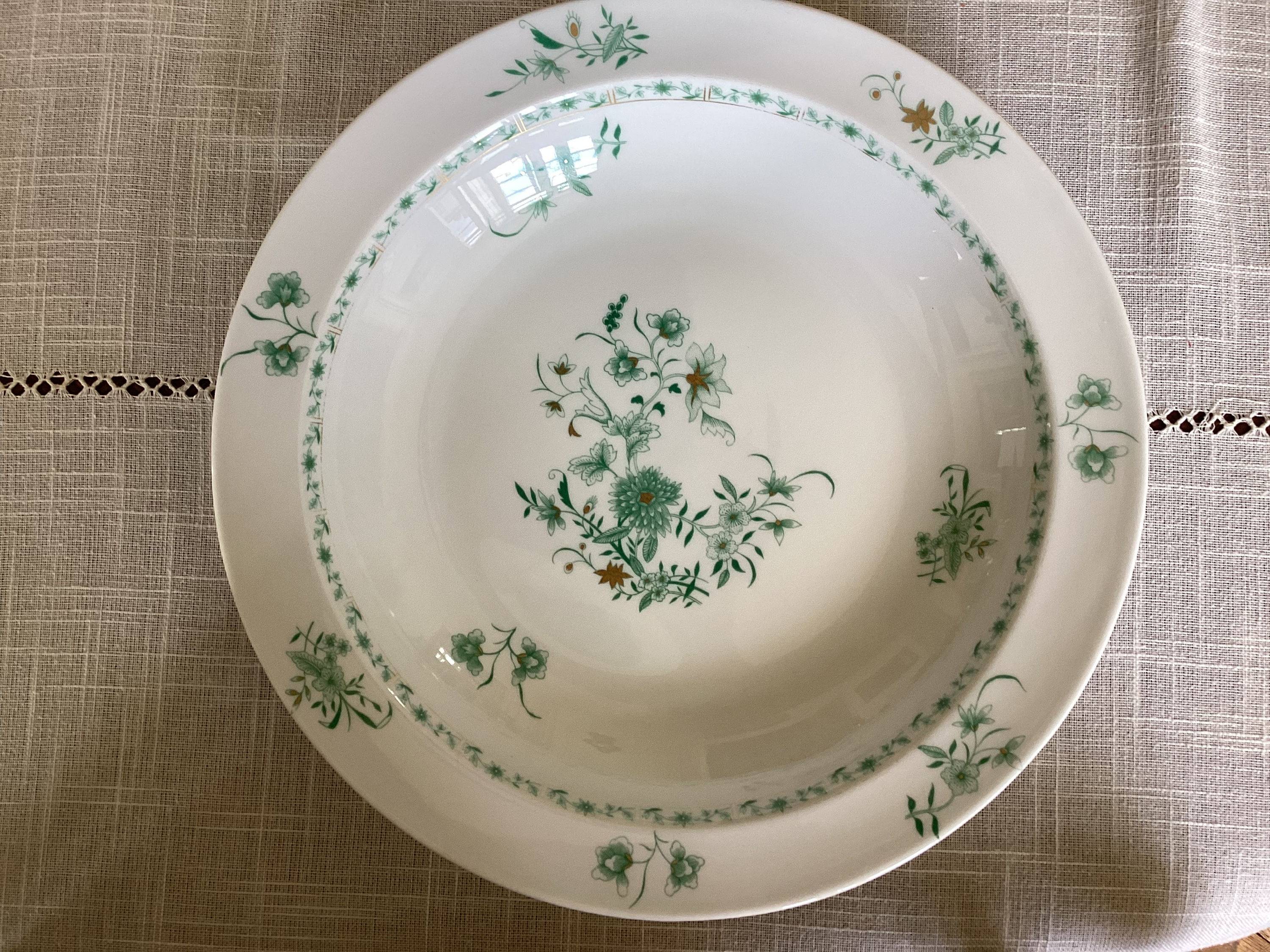 Vends un grand plat creux de la marque Bernardaud modèle Pékin