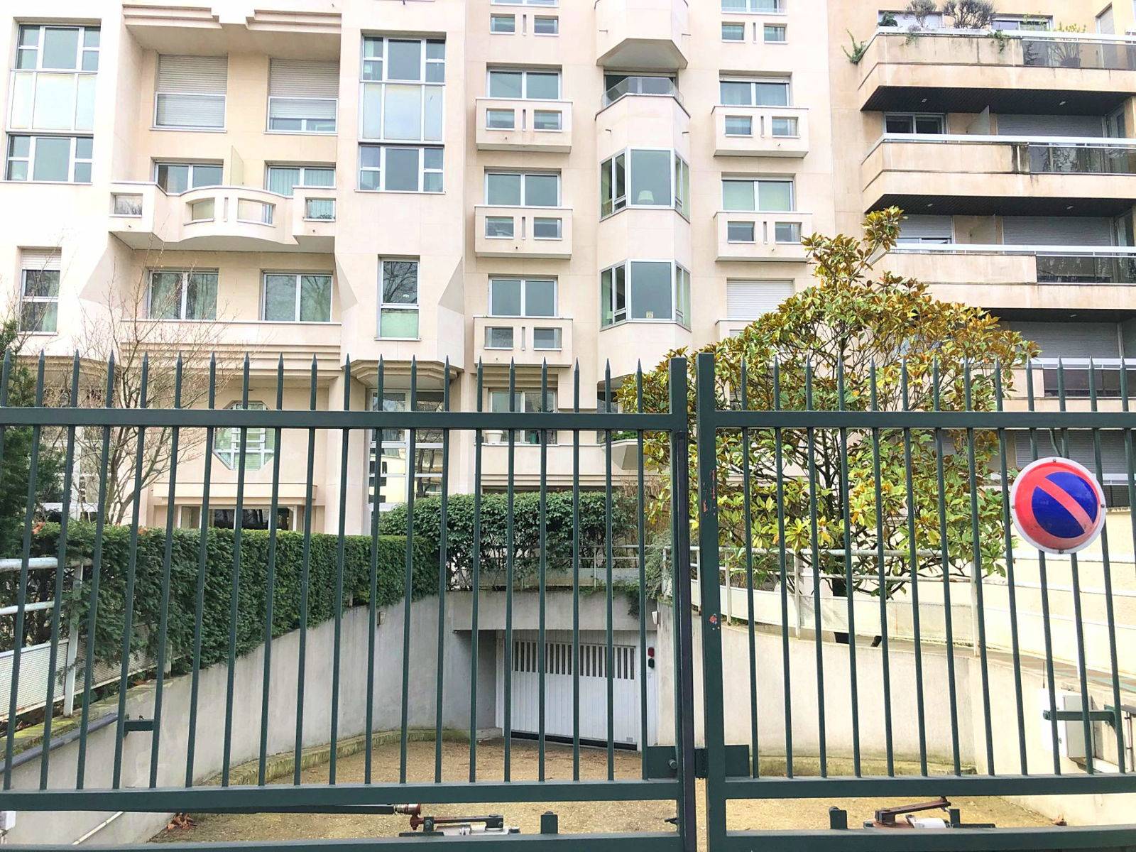 121 Boulevard Bineau 92200 Neuilly Sur Seine Vends grand Parking 121 bis bvd Bineau Neuilly sur seine on Gens de  Confiance