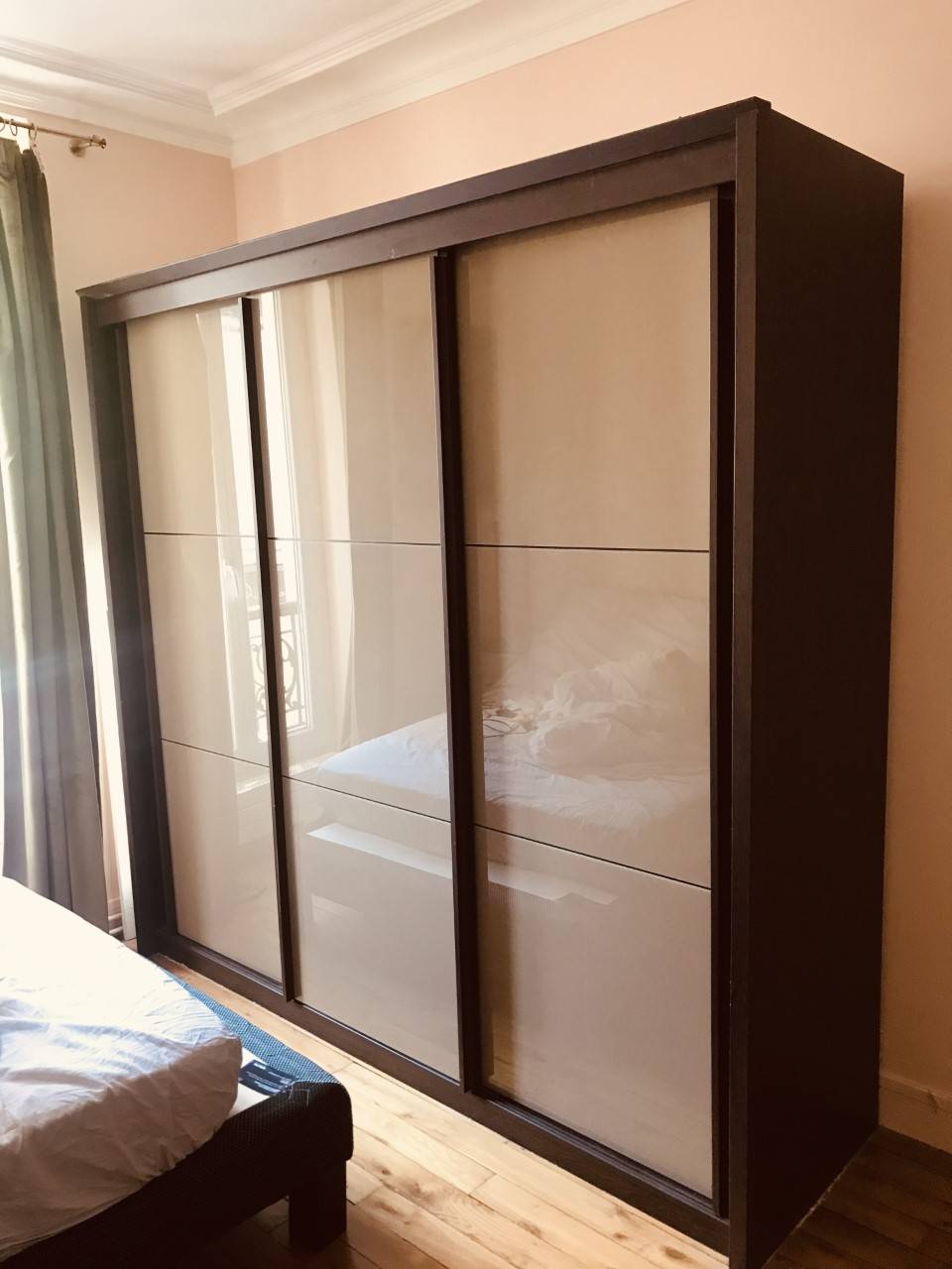 Vends grande et très belle armoire de rangement en bois avec 3 portes
