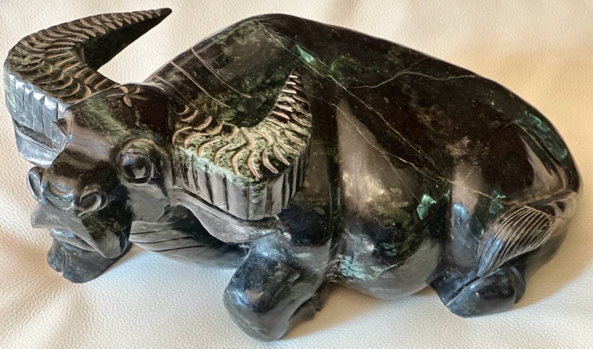 Vends grande sculpture buffle d’eau chinois en jade vert