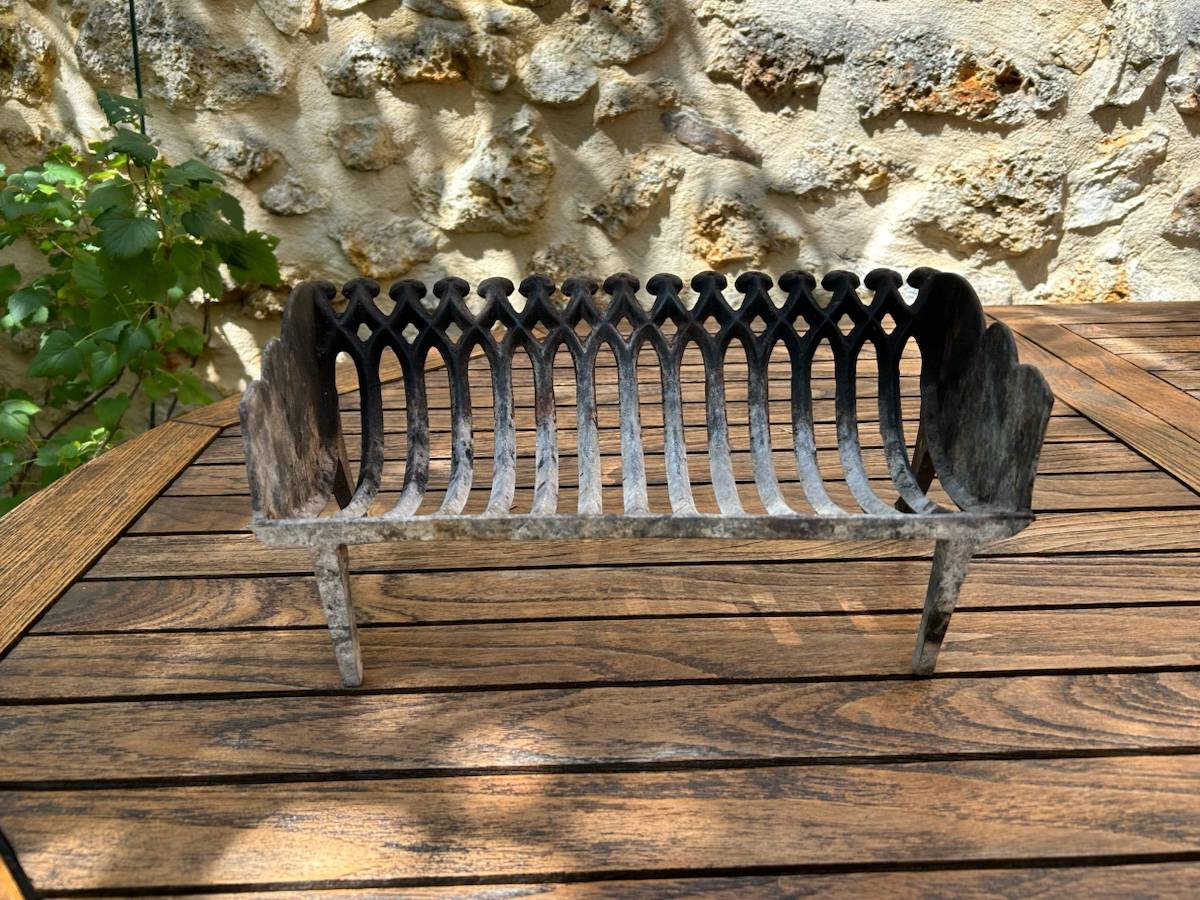 Vends grille porte bûches en fonte