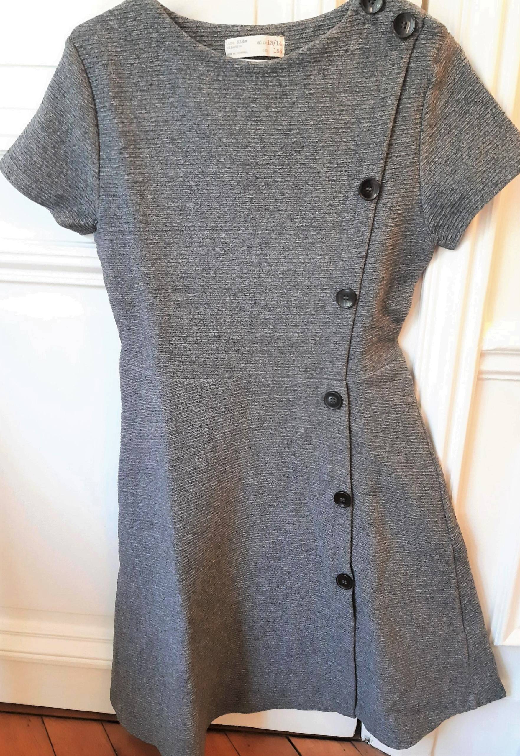Vends une robe Zara grise à manches courtes type maille - T 13-14 ans