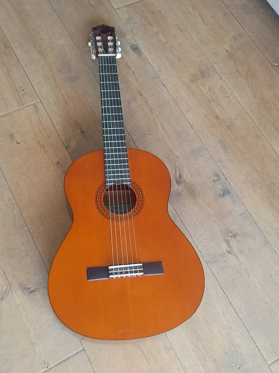 Vends Guitare Yamaha CG 100 A + sa housse de transport + carnet d’accord