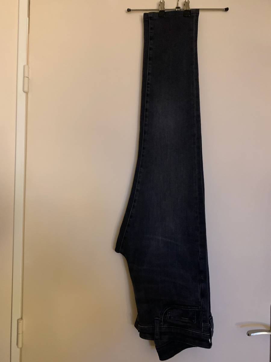 Vends un jean homme gris foncé taille 31