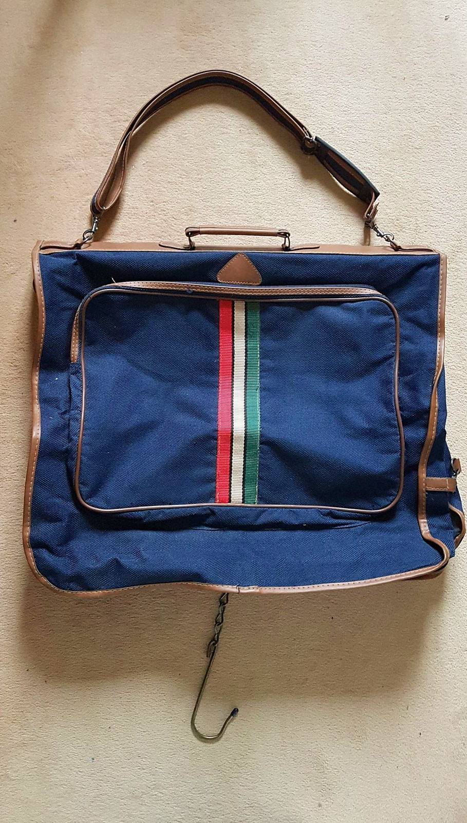 Vends porte-habits transportable, comme neuf