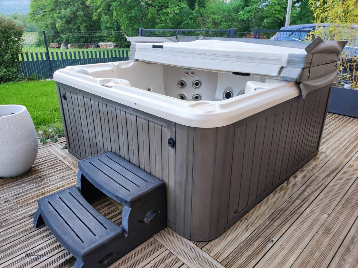 Vistamar&trade; 2025 - Sundance&reg; Spas | Hot Tub And Swim Spa Deals In