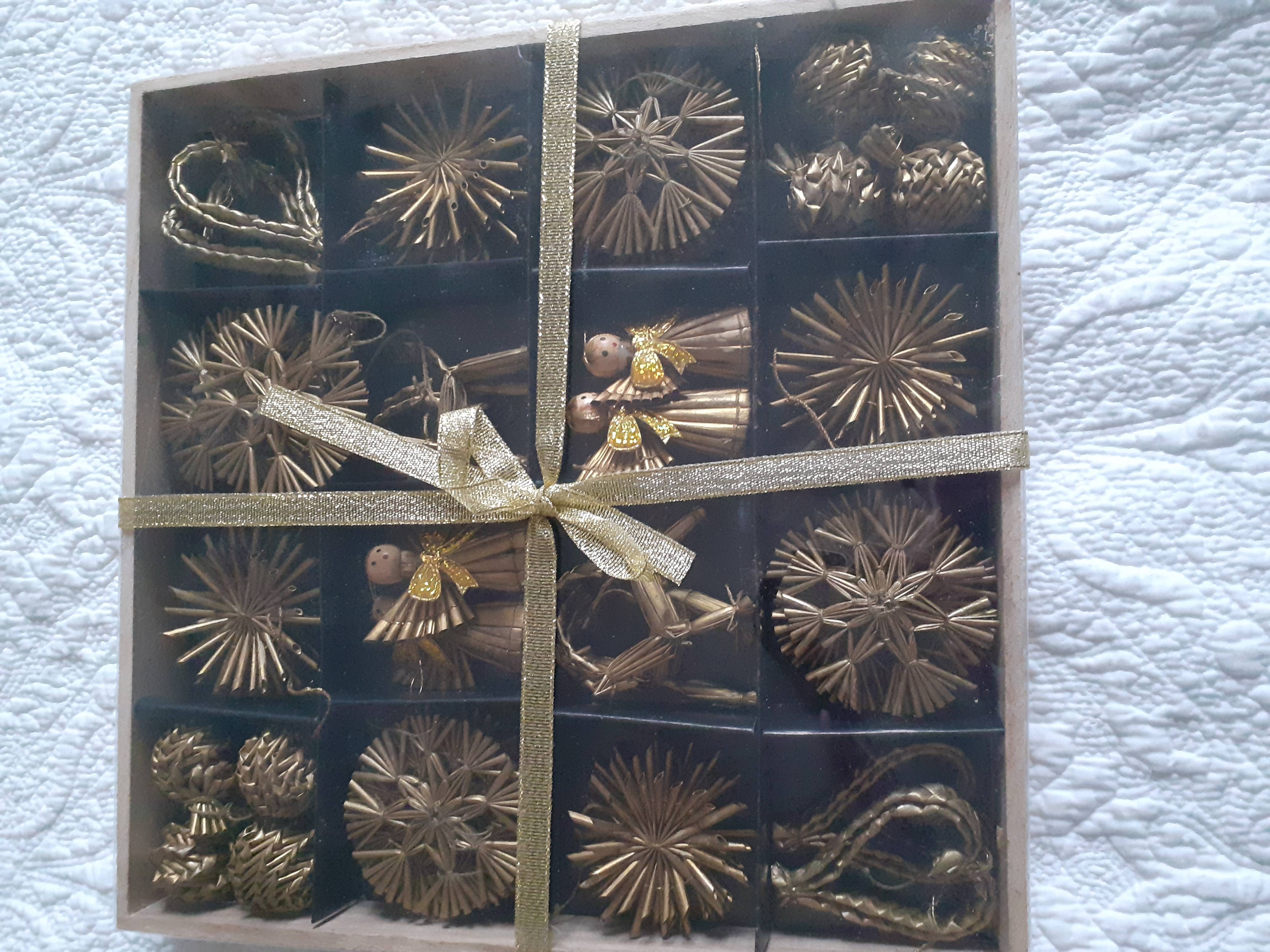 Vends jolie boite de décorations de Noel