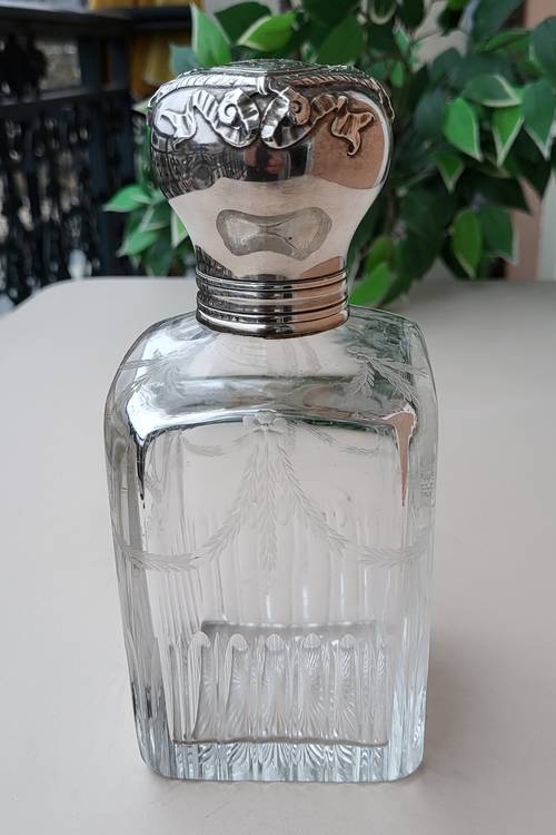 Vends une très jolie carafe rétro bouchon metal argenté