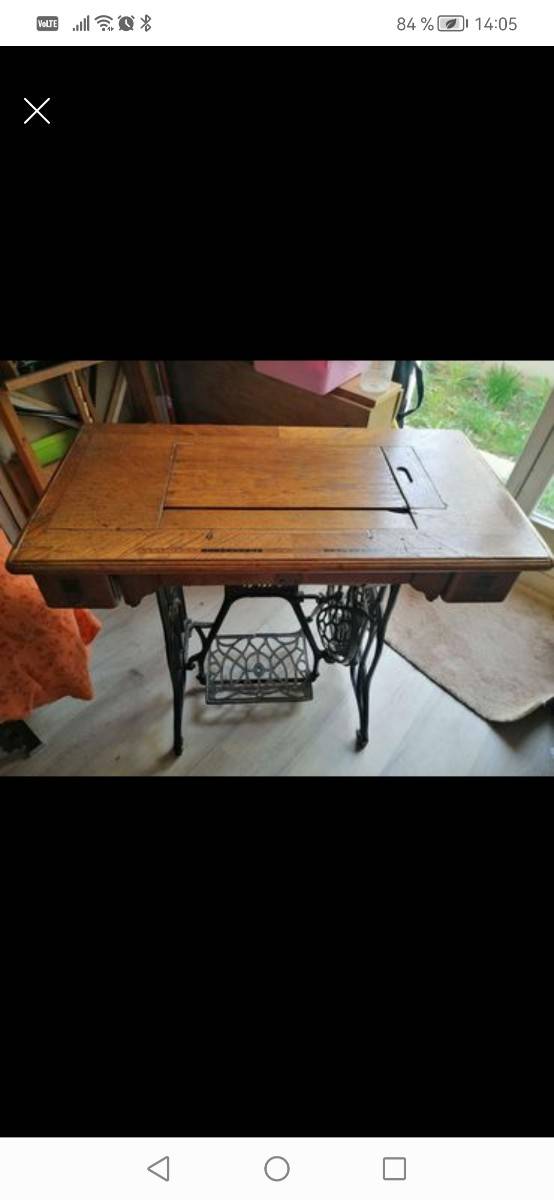 Vends très jolie table bois massif avec machine à coudre Bobbin encastrée