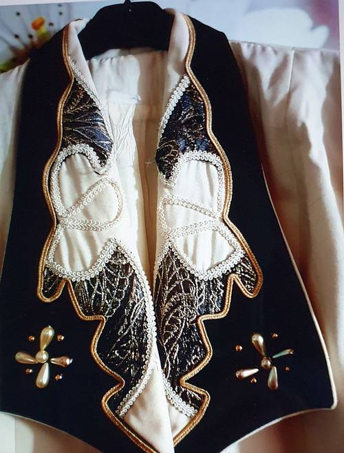 Vends très jolie veste chic, avec broderies et perles 42/44