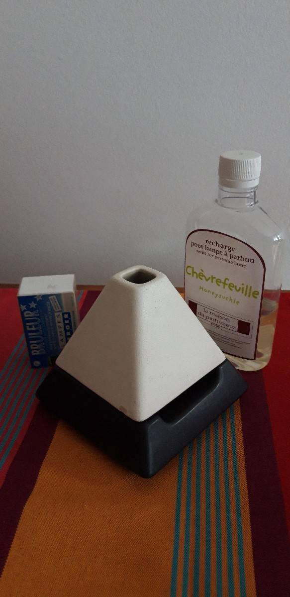 Vends lampe berger, brûleur neuf, 1/2 recharge chèvrefeuille