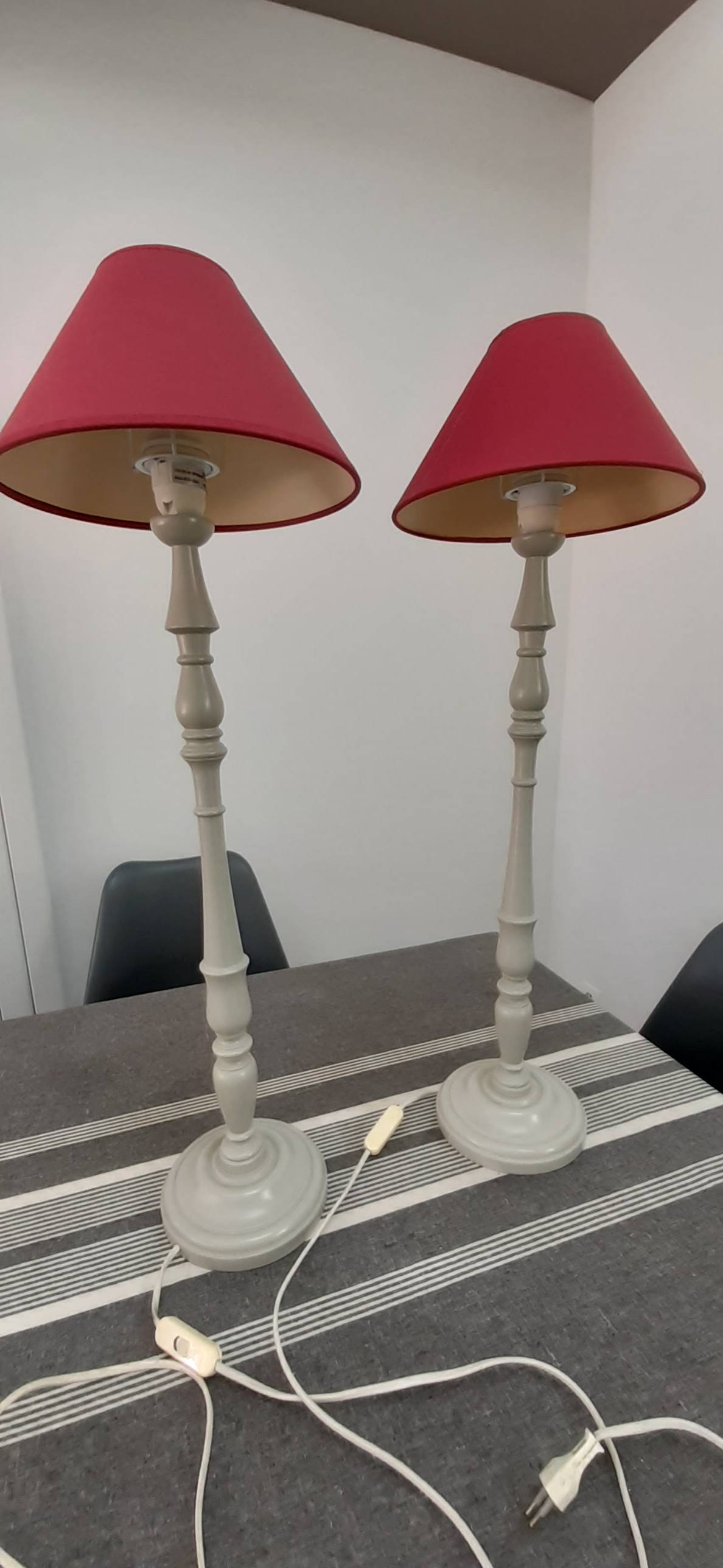 VENDS 2 LAMPES forme œuf. L'une H50cm/L40cm et l'autre H40cm/25cm. EUR 30,00 - FR