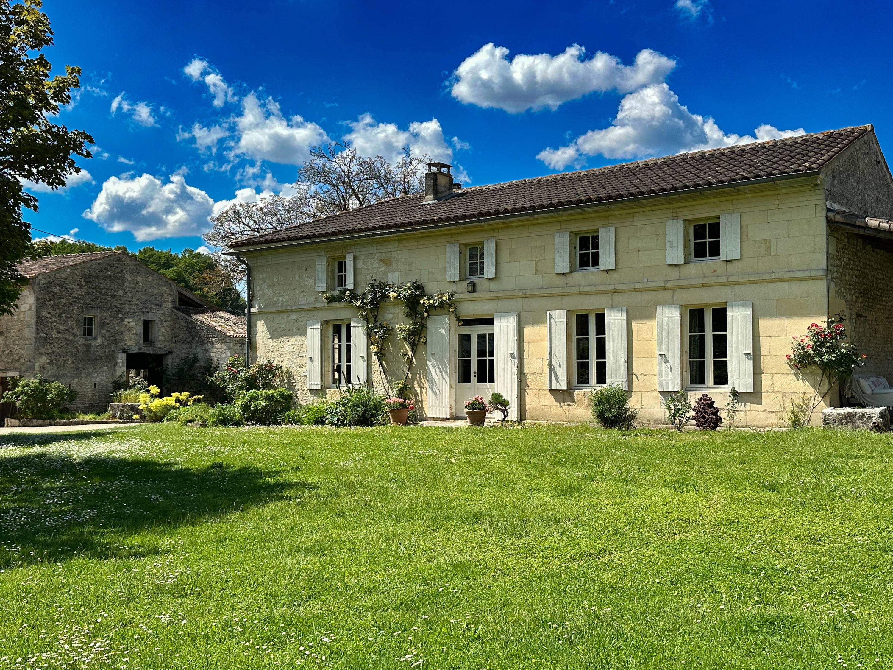 Vends maison 480m² Logis du XVIIIème S rénové, dépendances, piscine, tennis, parc