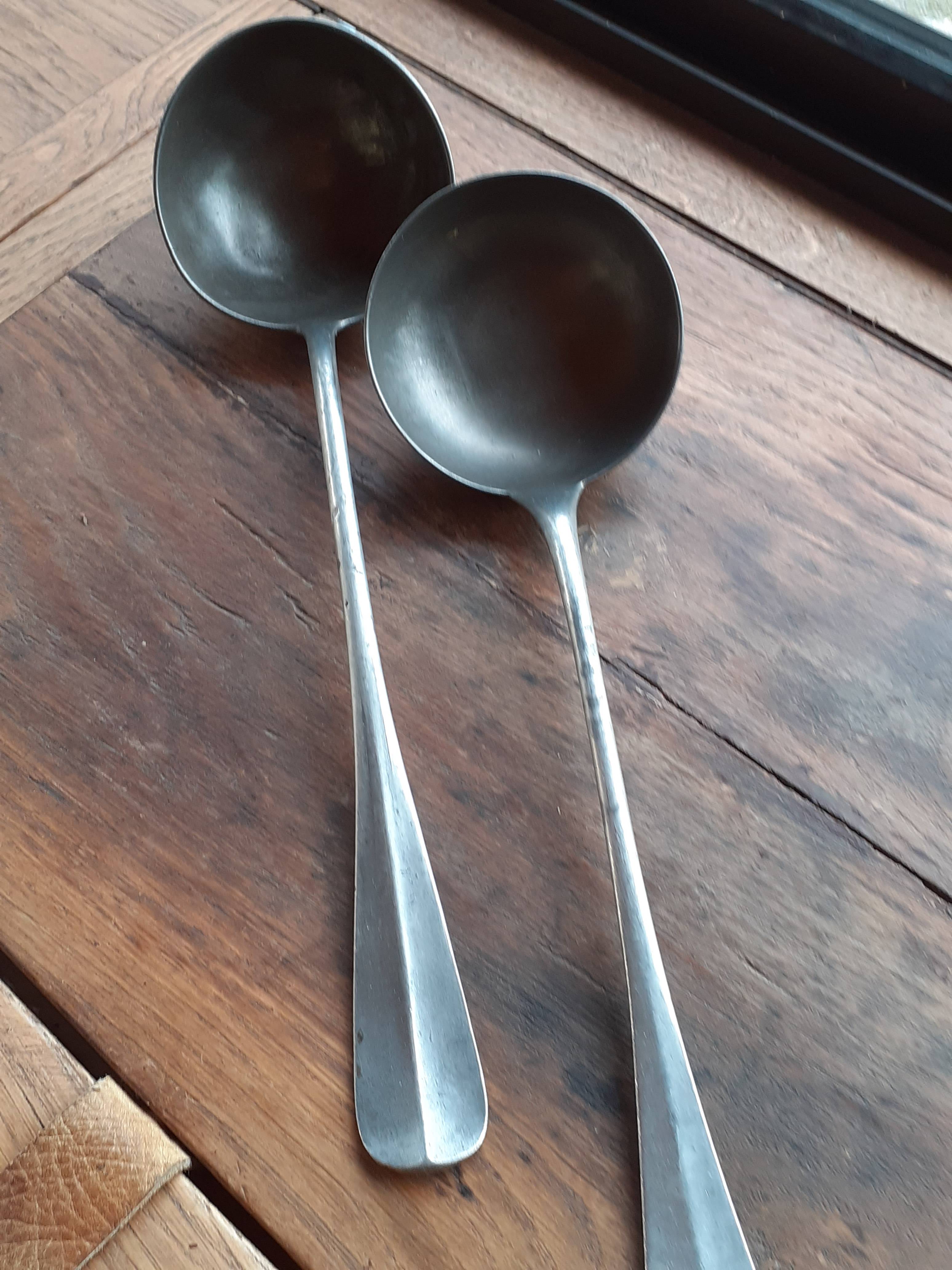 Vends 2 louches en étain