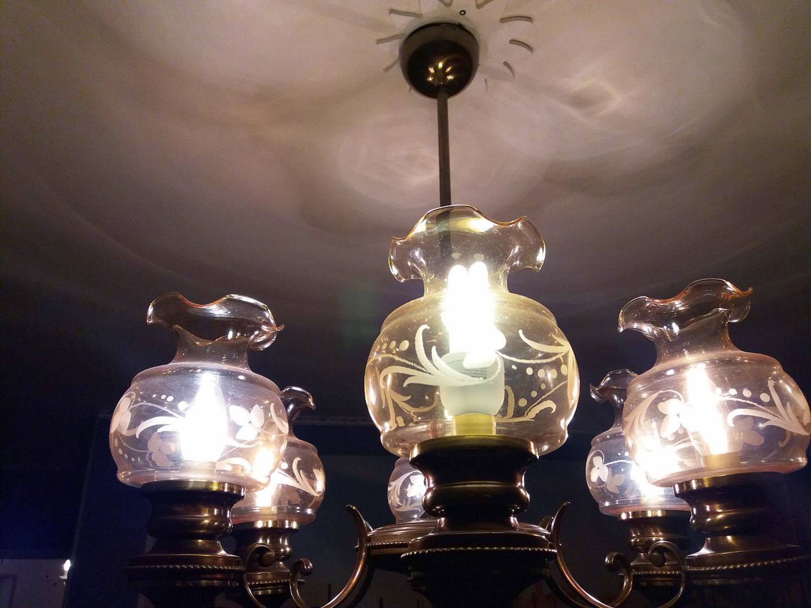 Vends luminaire de style en bronze, comprenant 6 globes en verre, état impeccable