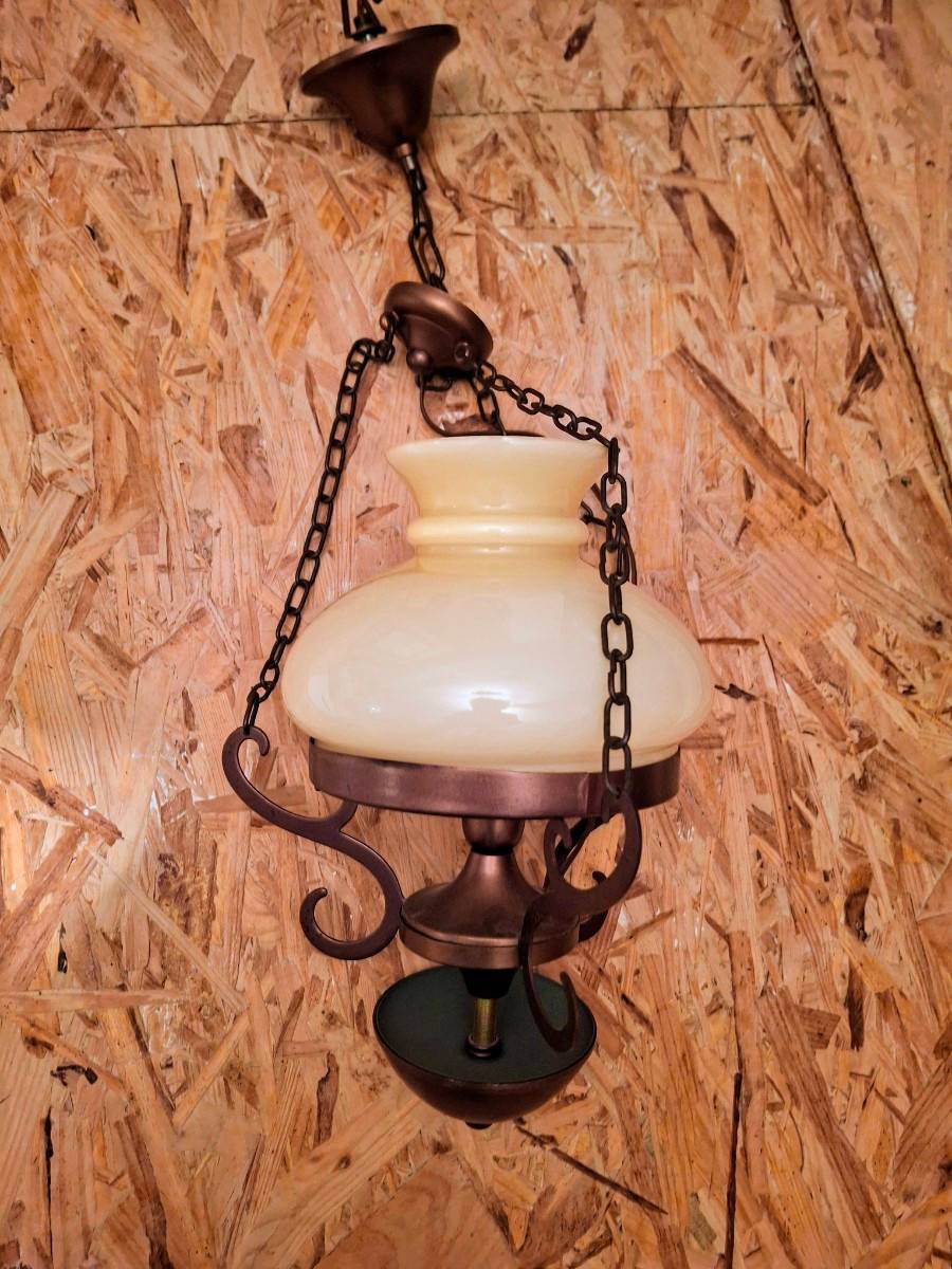 Vends plafonnier des années 60 en fer forgé couleur bronze et opaline beige en parfait état