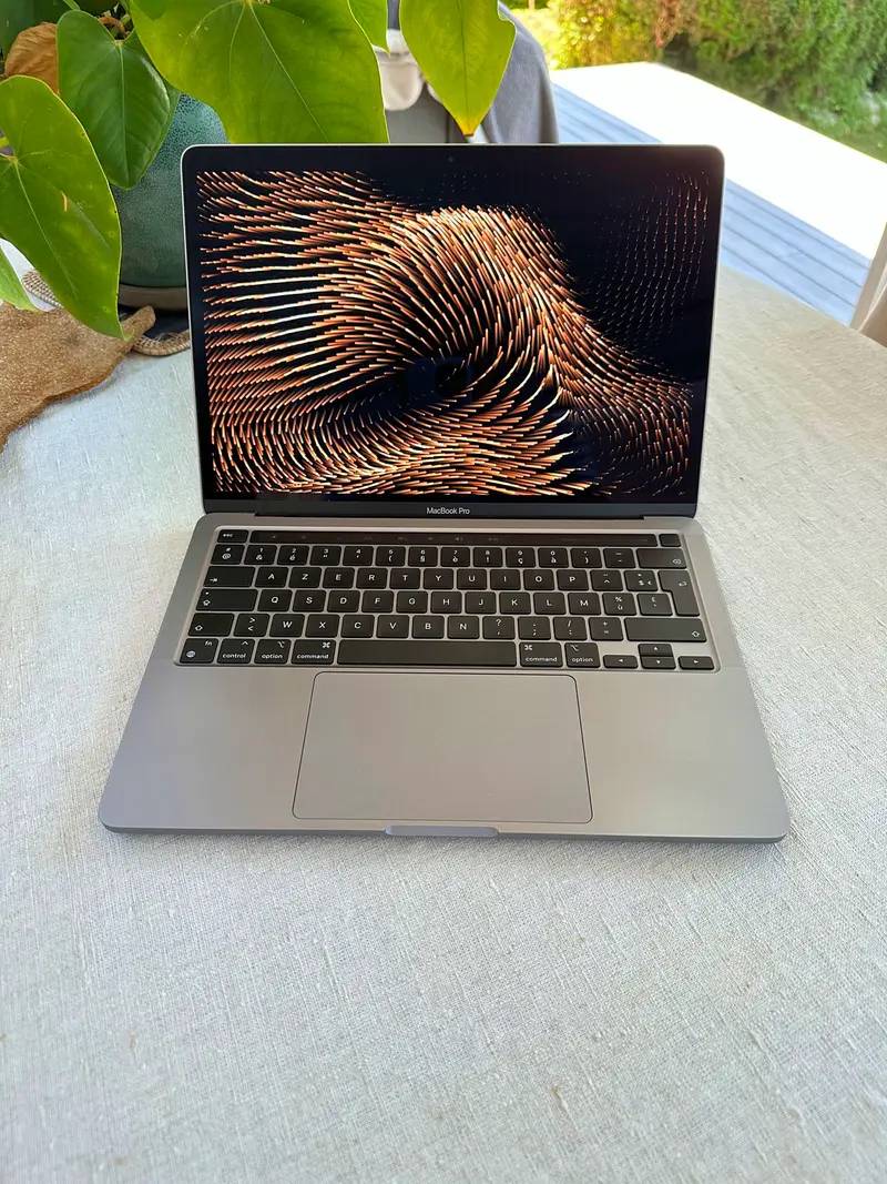 Vends MacBook Pro M1 512go 13 Pouces en très bon état. La mémoire vive est de 8go
