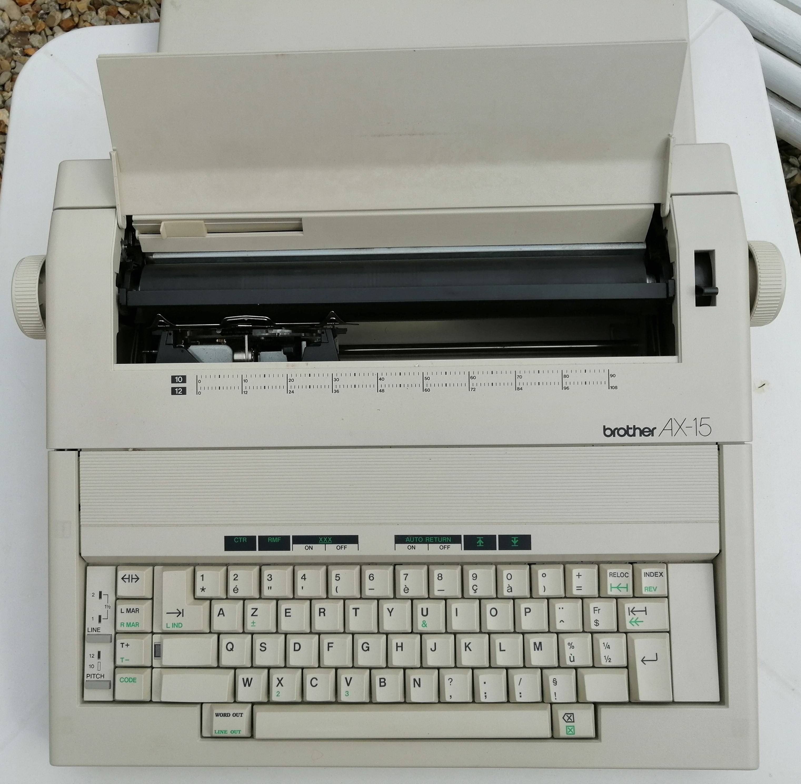 Vends machine à écrire électrique Brother AX 15 sur Gens de Confiance