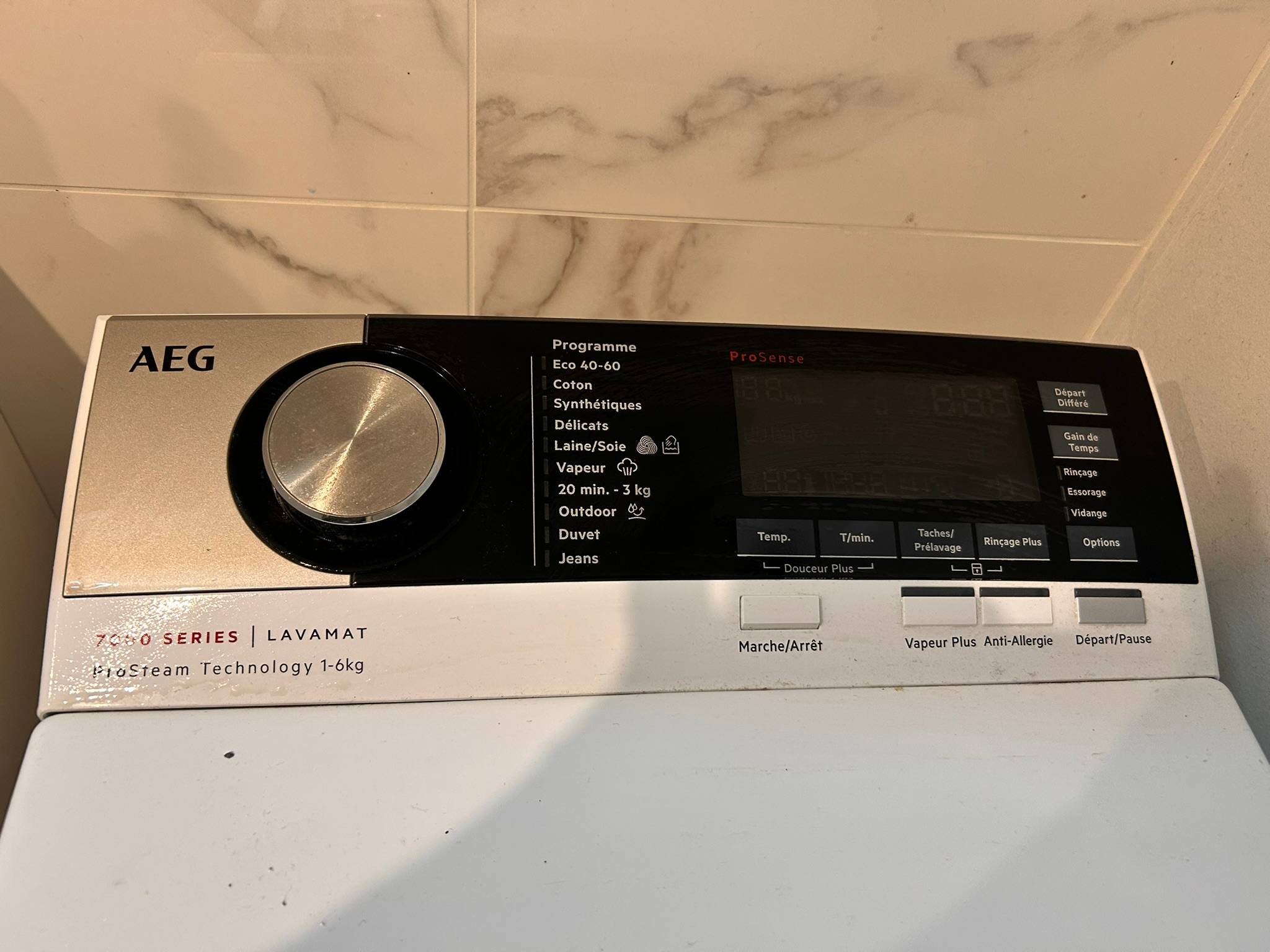 Vends machine à laver le linge AEG L7TED758D achetée 2022