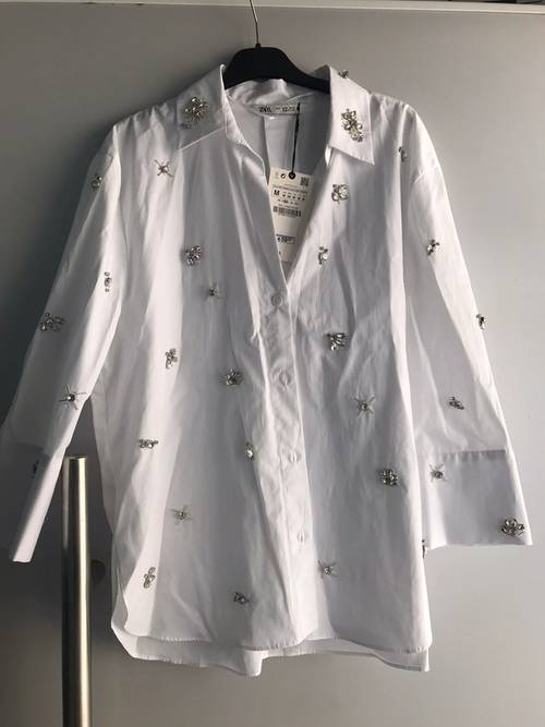 Vends magnifique blouse chemise blanche incrustation "diamants" taille M neuve