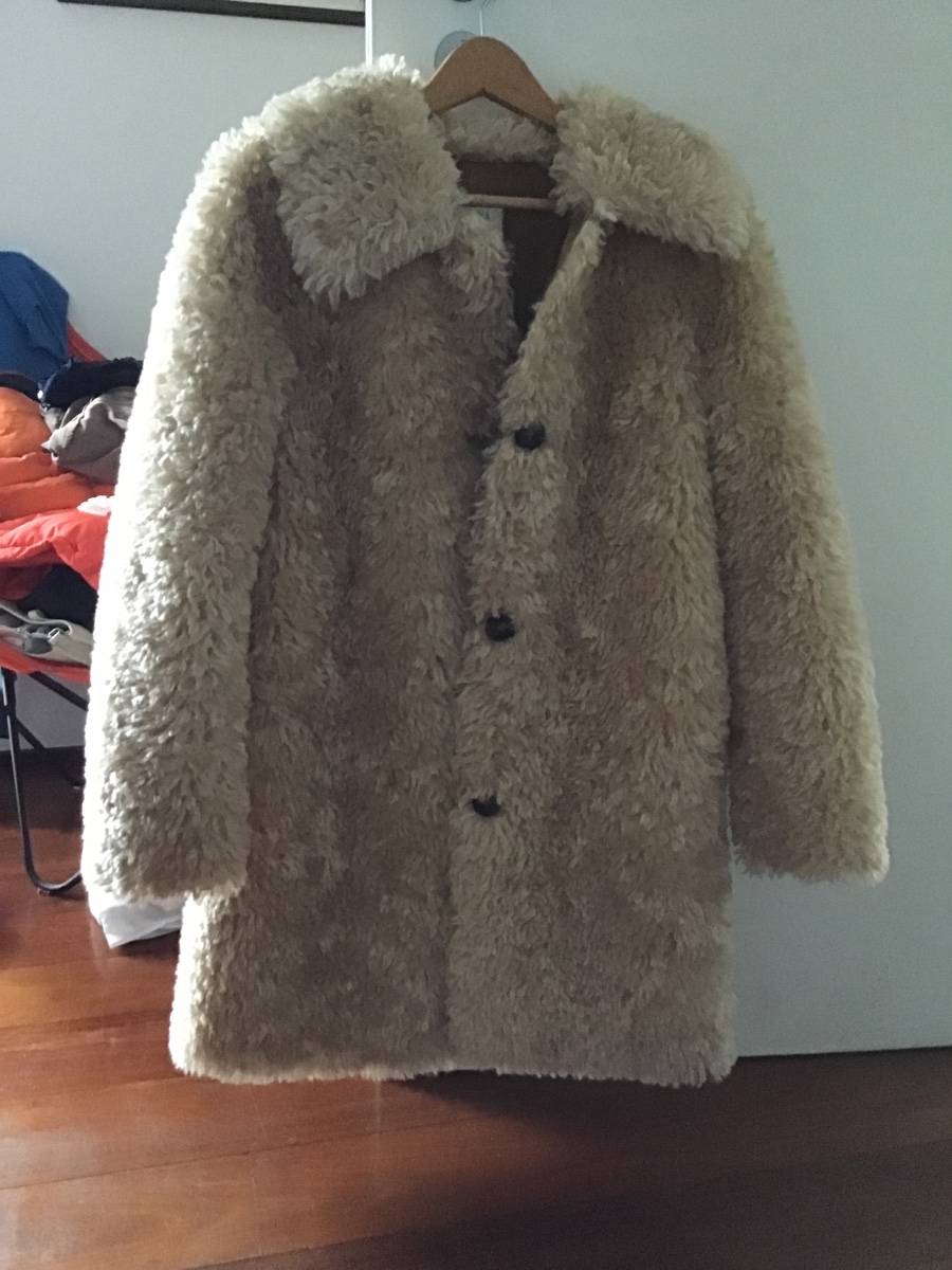 Manteau en fausse fourrure taupe ceinturé. | FR