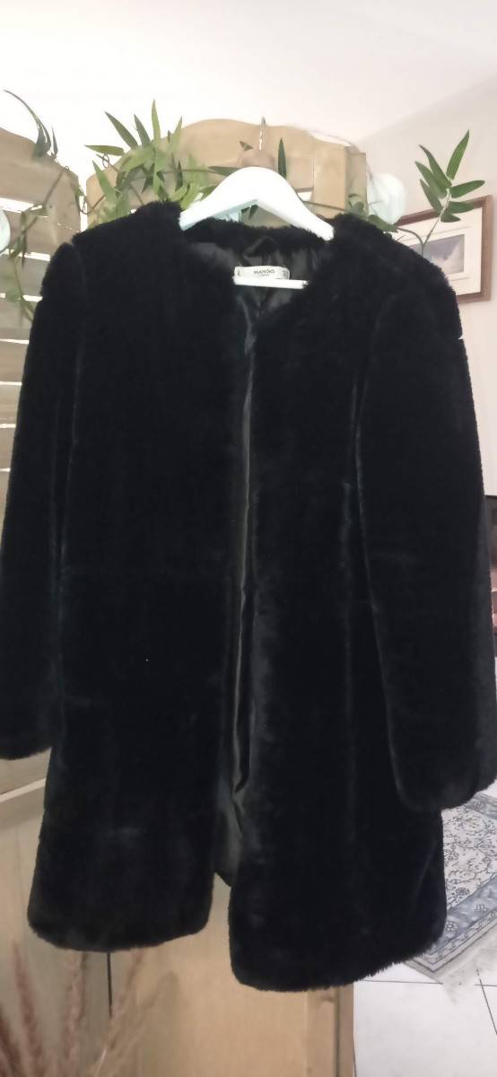 Vends manteau noir mi-long fausse fourrure Mango - taille M