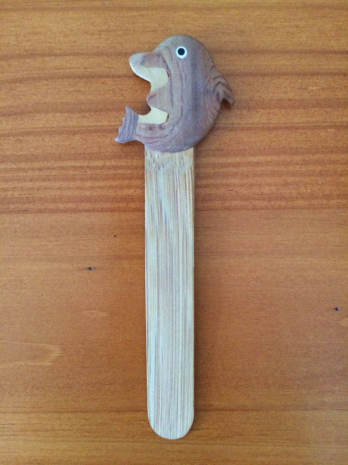 Vends marque page dauphin en bois