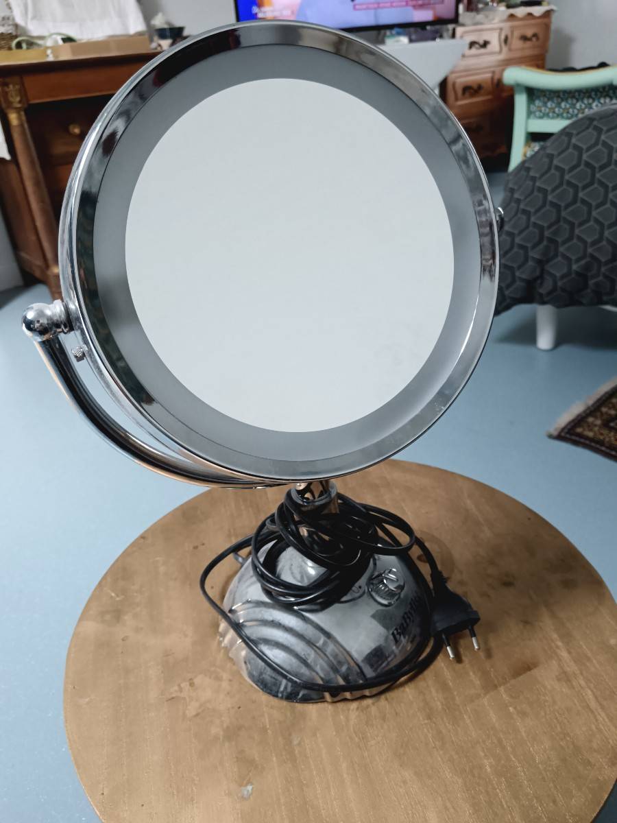 Vends miroir double face dont une grossissante avec lumière