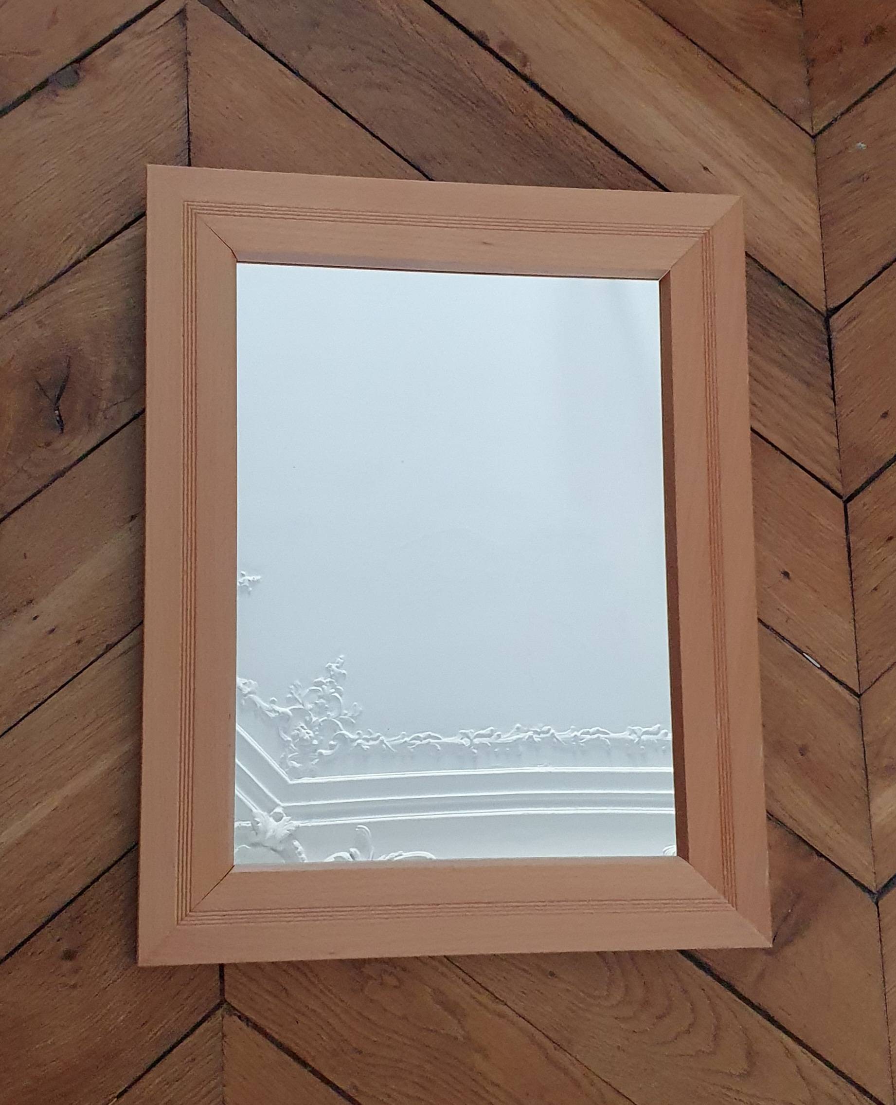 Vends Miroir rectangulaire avec fixation murale et encadrement en bois, 50 X 40cm, très bon état